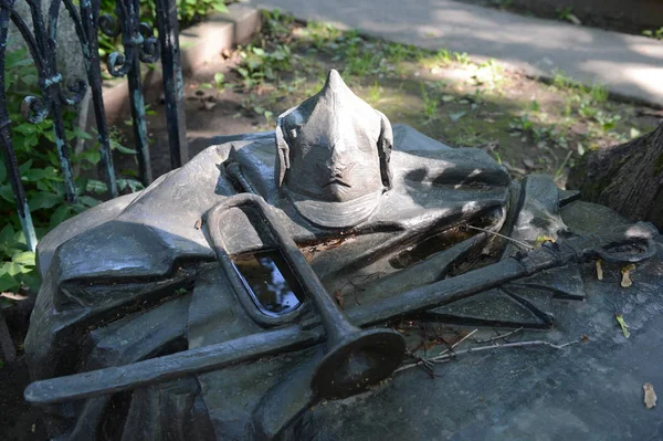 La tombe de l'artiste-batalista Mitrofan Grekov au cimetière Novodevichy à Moscou . — Photo