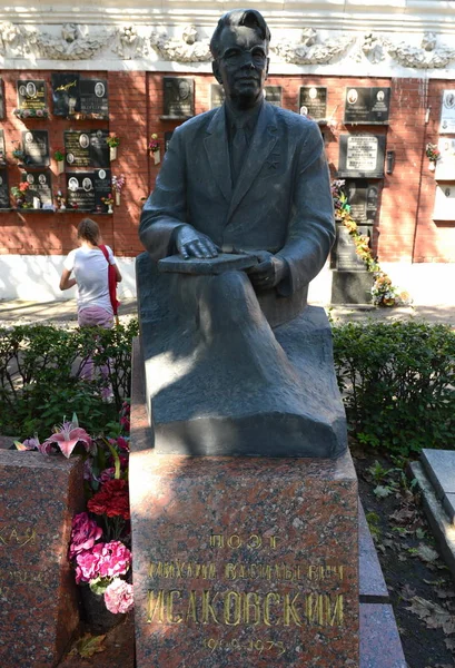 A sepultura do poeta Mikhail Isakovsky no cemitério Novodevichy em Moscou . — Fotografia de Stock