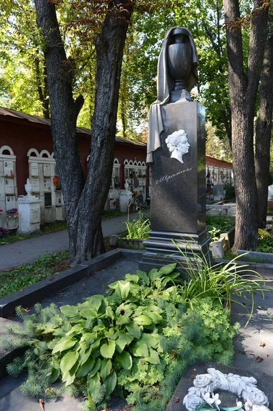 A sepultura da atriz dramática russa Maria Yermolova no cemitério Novodevichy em Moscou . — Fotografia de Stock