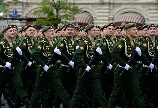 Cadetes de la rama serpukhov de la academia militar de las Fuerzas Estratégicas de Misiles durante el ensayo general del desfile . — Foto de Stock