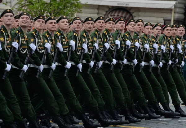 Cadetes de la rama serpukhov de la academia militar de las Fuerzas Estratégicas de Misiles durante el ensayo general del desfile . —  Fotos de Stock