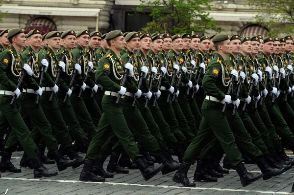 Cadets of the Serpukhov branch of the military academy of the Strategic Missile Forces during the dress rehearsal of the parade. — Stock Photo, Image
