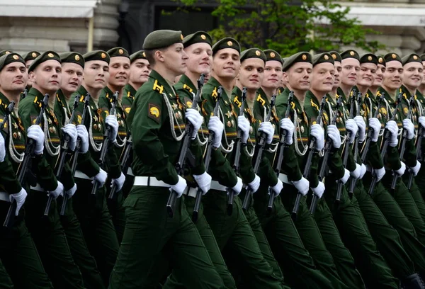 Cadetes de la rama serpukhov de la academia militar de las Fuerzas Estratégicas de Misiles durante el ensayo general del desfile . —  Fotos de Stock