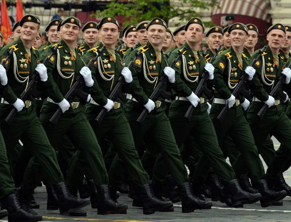 Cadetten van de Serpoechov tak van de militaire academie van de strategische raket-strijdkrachten tijdens de generale repetitie van de parade. — Stockfoto