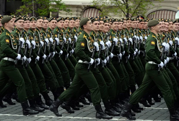 Cadetes do ramo Serpukhov da academia militar das Forças Estratégicas de Mísseis durante o ensaio geral do desfile . — Fotografia de Stock