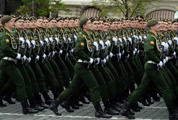 Cadets of the Serpukhov branch of the military academy of the Strategic Missile Forces during the dress rehearsal of the parade. — Stock Photo, Image