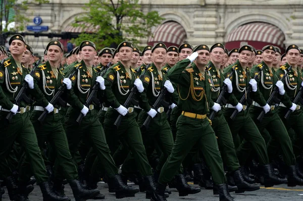 Cadetti del ramo Serpuchov dell'accademia militare delle forze missilistiche strategiche durante le prove generali della parata . — Foto Stock