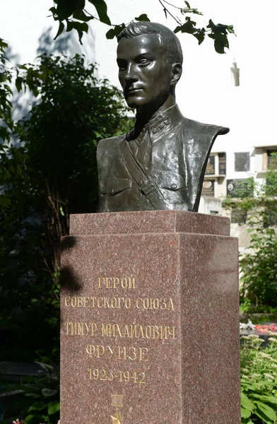 Törlésre kijelölt emlékmű, hogy a hős a Szovjetunió Timur Frunze, a Mirgorod című Moszkvában. — Stock Fotó