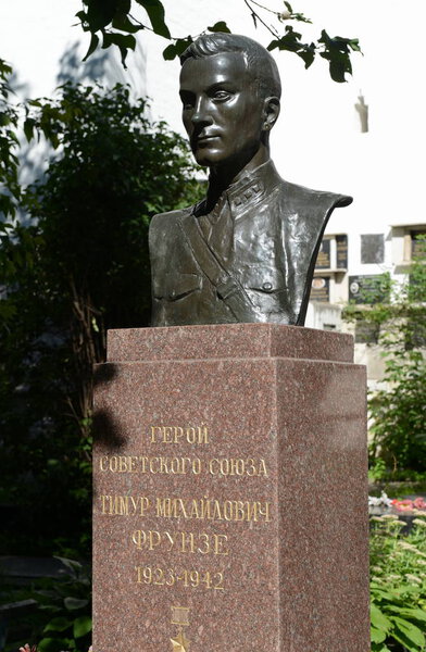  Памятник Герою Советского Союза Тимуру Фрунзе на Новодевичьем кладбище в Москве
.