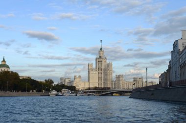Kotelnicheskaya dolgu üzerinde bina yüksek katlı için Moskova Nehri görüntüleyin. 