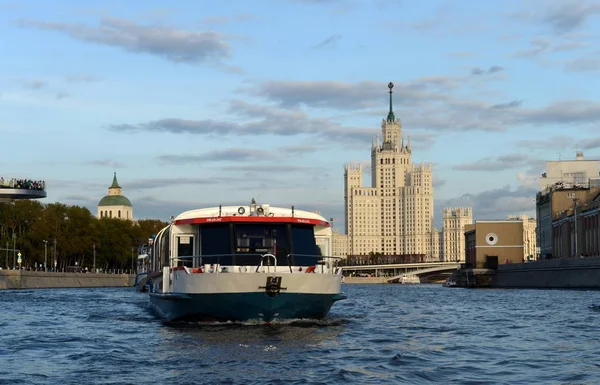 Vista desde el río Moscú hasta el edificio de gran altura en Kotelnicheskaya Embankment . — Foto de Stock