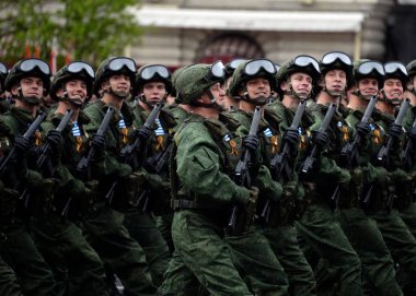   331st Muhafızlar paraşüt alayı, Kostroma kostümlü prova sırasında Kızıl Meydan üzerinde geçit paraşütçüler.