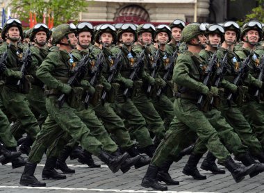   331st Muhafızlar paraşüt alayı, Kostroma kostümlü prova sırasında Kızıl Meydan üzerinde geçit paraşütçüler.