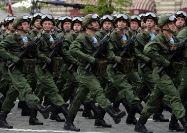   331st Muhafızlar paraşüt alayı, Kostroma kostümlü prova sırasında Kızıl Meydan üzerinde geçit paraşütçüler.