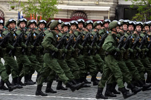 Paracadutisti del 331esimo Reggimento Paracadutisti delle Guardie di Kostroma durante le prove generali della parata sulla Piazza Rossa . — Foto Stock