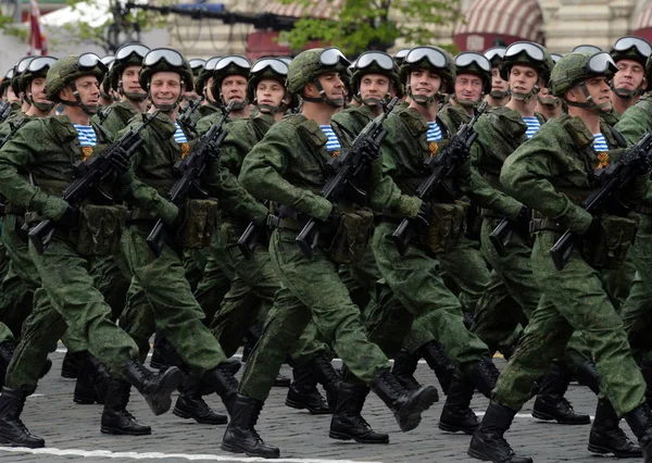 Десантники на 331st охоронці парашутний полк з Костроми під час репетиції параду на Червоній площі. — стокове фото