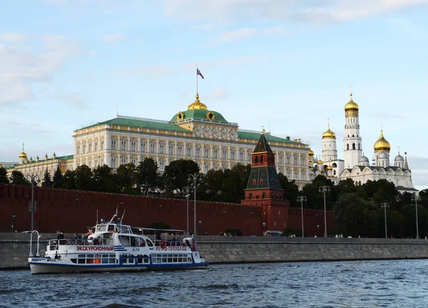 Barcos de recreio no Kremlin de Moscou . — Fotografia de Stock