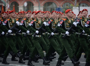  Askeri polis Moskova Kızıl Meydan üzerinde geçit kostümlü prova sırasında askeri askerlik.