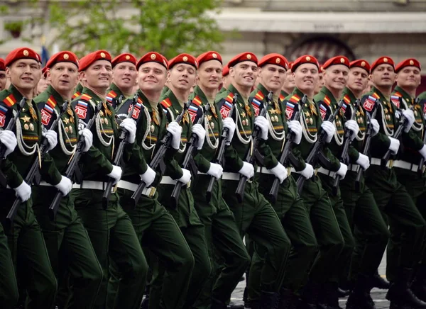 Soldaten der Militärpolizei während der Generalprobe der Parade auf dem Roten Platz in Moskau. — Stockfoto