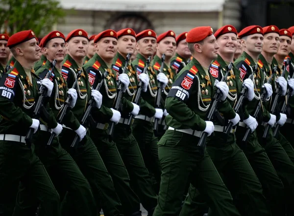 Prajurit militer dari polisi militer selama latihan pakaian parade di Red Square di Moskow . — Stok Foto