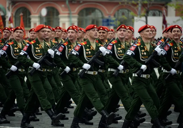 Servidores militares da polícia militar durante o ensaio geral do desfile na Praça Vermelha em Moscou . — Fotografia de Stock