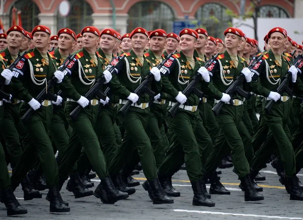 Военнослужащие военной полиции во время генеральной репетиции парада на Красной площади в Москве . — стоковое фото