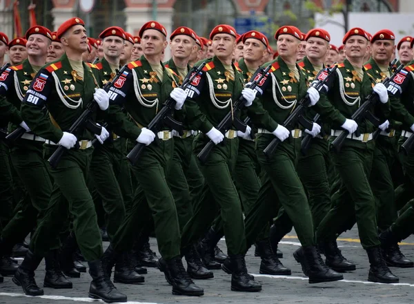 Military servicemen of the military police during the dress rehearsal of the parade on Red Square in Moscow. — Stock Photo, Image