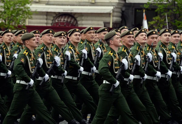 Cadets of the Military Academy of Radiation, Chemical and Biological Defense at the dress rehearsal of the Victory Parade. — Stock Photo, Image