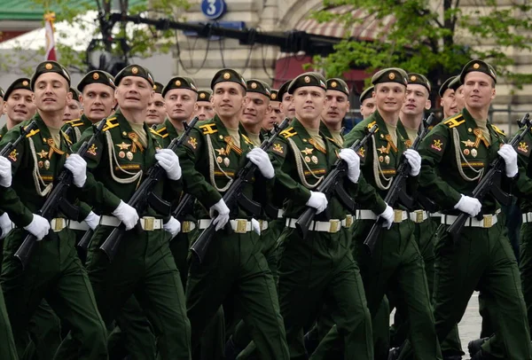 Cadets of the Military Academy of Radiation, Chemical and Biological Defense at the dress rehearsal of the Victory Parade. — Stock Photo, Image