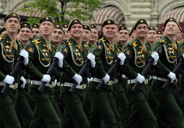 Cadetten van de militaire academie van straling, chemische en biologische verdediging op de generale repetitie voor de overwinningsparade. — Stockfoto