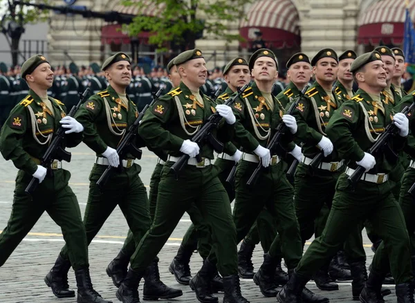 Cadetes de la Academia Militar de Radiación, Química y Defensa Biológica en el ensayo general del Desfile de la Victoria . — Foto de Stock