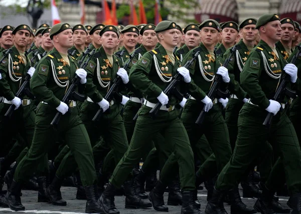 Servicemen of the 38th separate railway brigade during the dress rehearsal of the parade on Red Square in honor of the Victory Day. — Stock Photo, Image