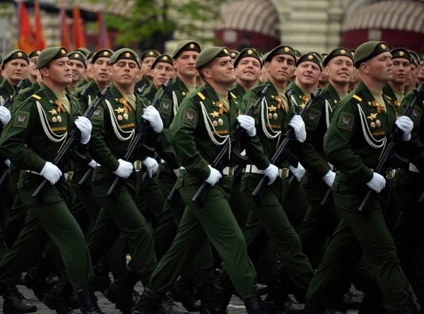 第三十八个独立铁路大队的军人在红广场游行彩排中庆祝胜利日. — 图库照片
