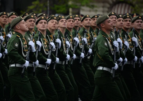 I militari della 38esima brigata ferroviaria separata durante la prova generale della parata su Piazza Rossa in onore del Giorno di Vittoria . — Foto Stock