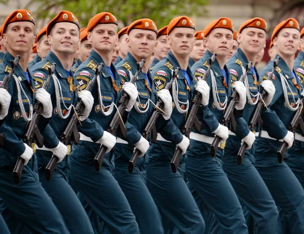 Kadeti civilní obrany akademie ministerstva o nouzové situace Ruska během kostýmové zkoušky na odiv. — Stock fotografie