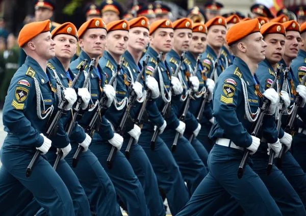 Kadetten der Zivilverteidigungsakademie des russischen Ministeriums für Notfallsituationen während der Generalprobe der Parade. — Stockfoto