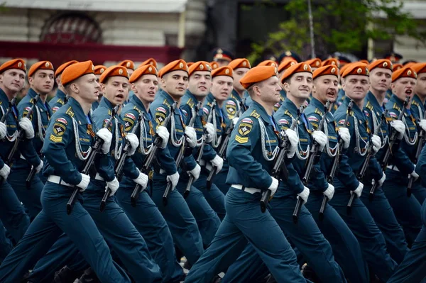 Cadets de l'Académie de la Défense Civile du Ministère des Situations d'Urgence de Russie lors de la répétition générale du défilé . — Photo