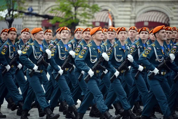 Kadetter i Civil Defense Academy of departement akuta situationer av Rysslands under generalrepetitionen av paraden. — Stockfoto