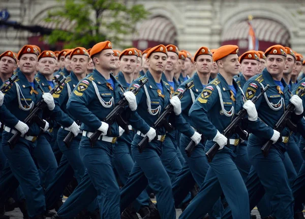 Cadetes da Academia de Defesa Civil do Ministério das Situações de Emergência da Rússia durante o ensaio geral do desfile . — Fotografia de Stock