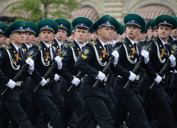 Cadetes do Instituto de Fronteira de Moscou do Serviço Federal de Segurança da Rússia no ensaio geral do desfile . — Fotografia de Stock