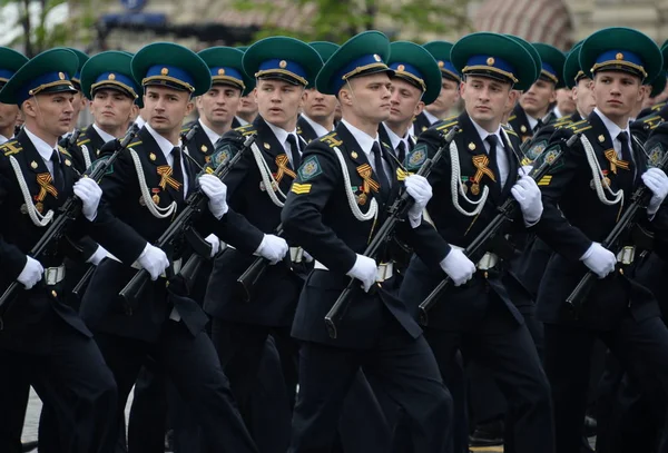 Cadetten van het Moskou Instituut van de grens van de Federal Security Service van Rusland op de generale repetitie van de parade. — Stockfoto
