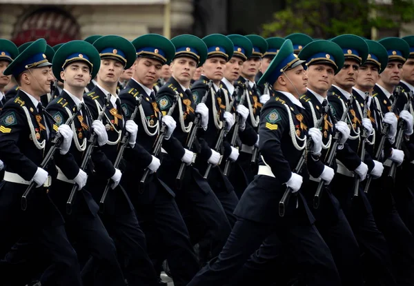 Kadeti institutu hranici moskevského Federální bezpečnostní služba Ruska na generálky průvod. — Stock fotografie