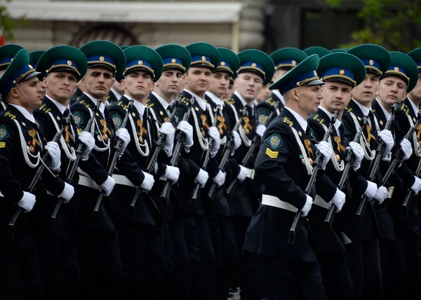 Cadetes del Instituto Fronterizo de Moscú del Servicio Federal de Seguridad de Rusia en el ensayo general del desfile . —  Fotos de Stock