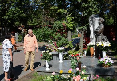 Moskova, Rusya 27 Ağustos 2016: Moskova'da Novodevichy mezarlığında turist.