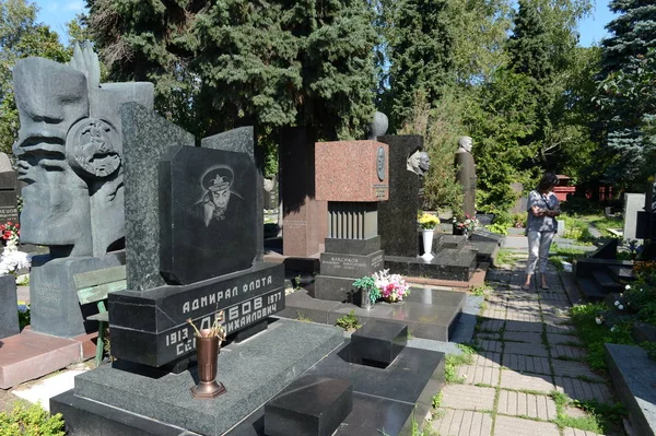 Touristes au cimetière Novodevichy à Moscou . — Photo