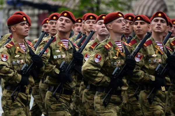Soldaten einer separaten Division. Dserschinski-Truppen der Nationalgarde bei der Generalprobe der Parade auf dem Roten Platz — Stockfoto