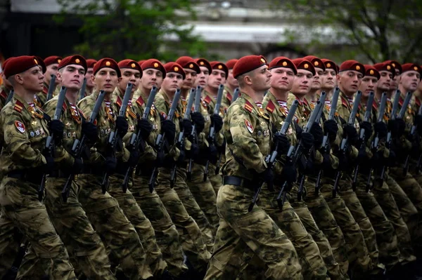 Soldaten einer separaten Division. Dserschinski-Truppen der Nationalgarde bei der Generalprobe der Parade auf dem Roten Platz — Stockfoto