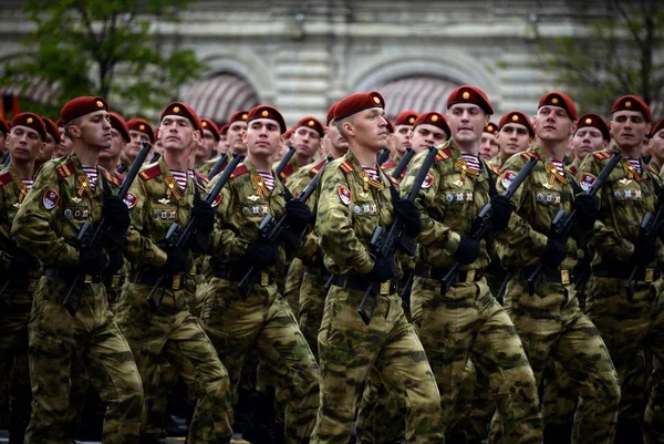 Στρατιώτες από ένα ξεχωριστό τμήμα. Ντζερζίνσκι στρατεύματα της εθνικής φρουράς στο τη γενική πρόβα της παρέλασης στην Κόκκινη Πλατεία — Φωτογραφία Αρχείου