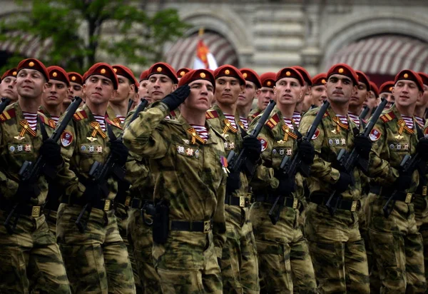 Soldaten van een aparte divisie. Dzerzjinski troepen van de national guard op de generale repetitie voor de parade op het Rode plein — Stockfoto