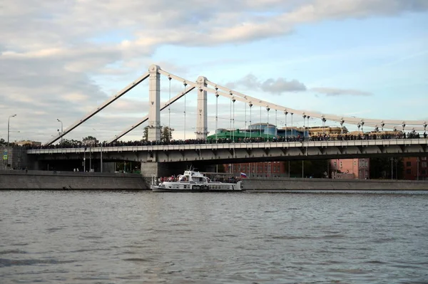 Bărci de plăcere pe râul Moskva lângă podul Crimeii . — Fotografie, imagine de stoc